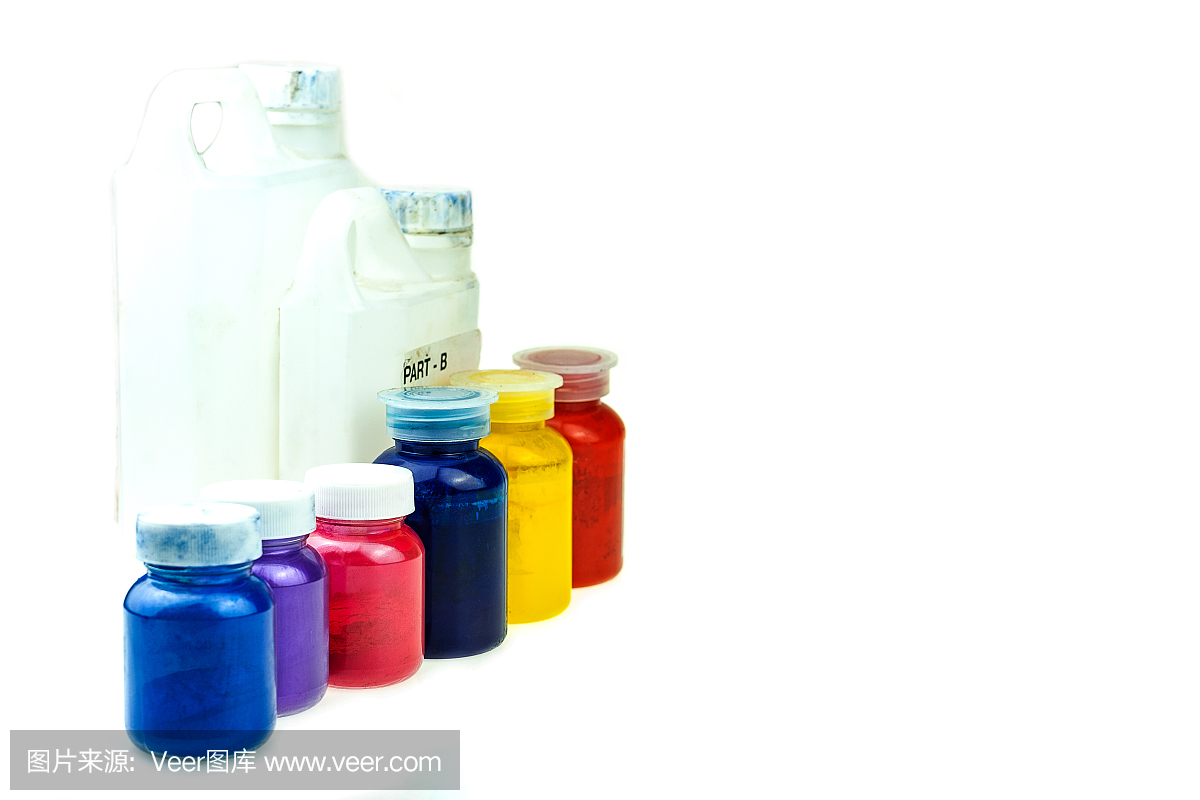 在塑料杯中混合彩色環氧樹脂,用于鑄造穩定木材和松果的雜種